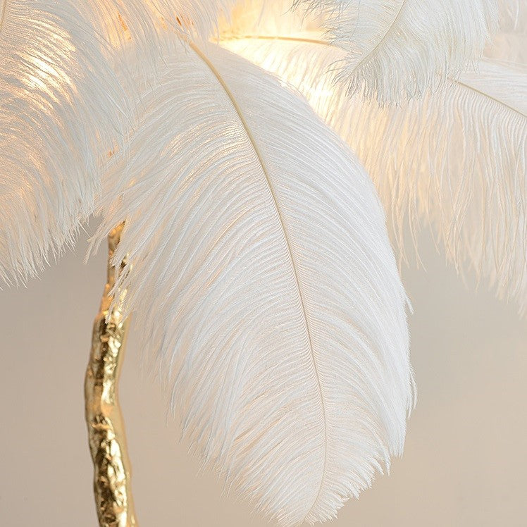 Lampadaire doré en plumes d’autruche