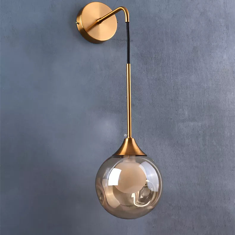 Applique murale pendante dorée avec boule de verre ambre ou gris fumé
