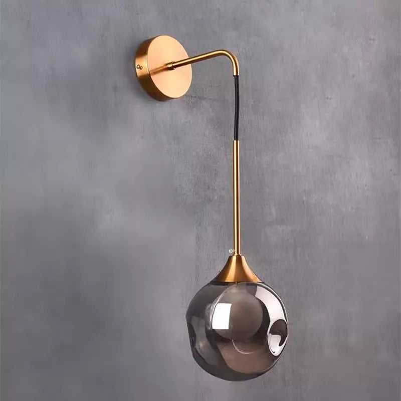 Applique murale pendante dorée avec boule de verre ambre ou gris fumé