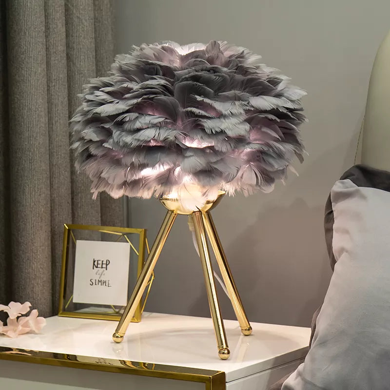 Lampe de chevet en plume d’oie et pieds en métal au style moderne et romantique