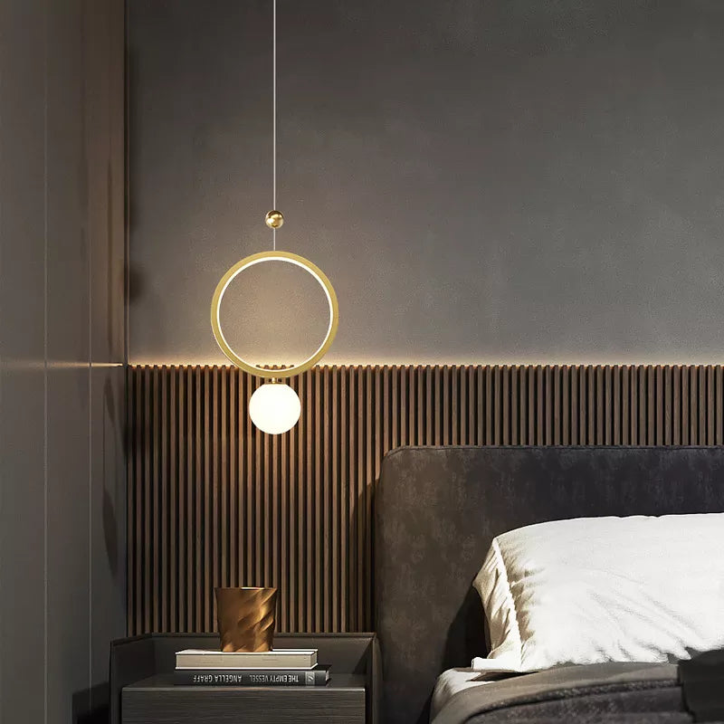 Suspension boule de verre et or avec anneau doré à LED au design moderne