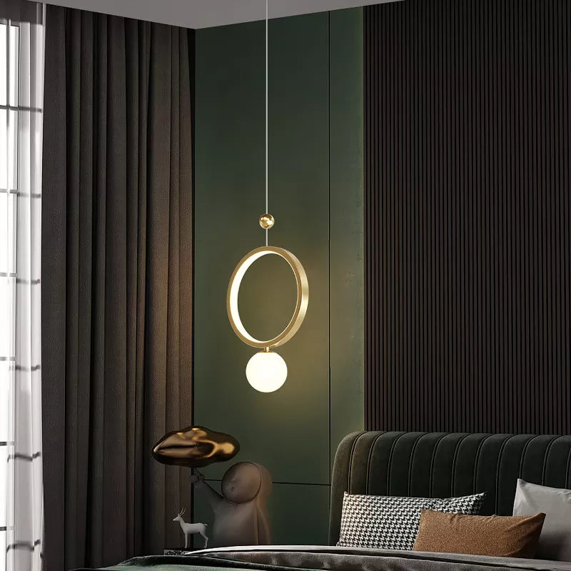 Suspension boule de verre et or avec anneau doré à LED au design moderne