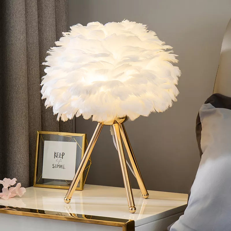 Lampe de chevet en plume d’oie et pieds en métal au style moderne et romantique
