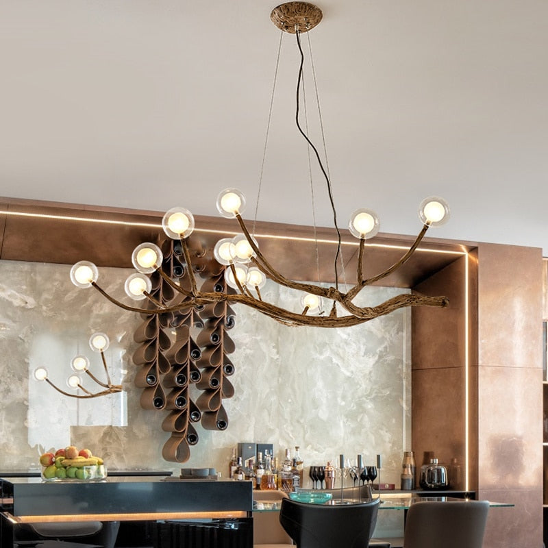 Lustre branche d’arbre orné de boules de verre
