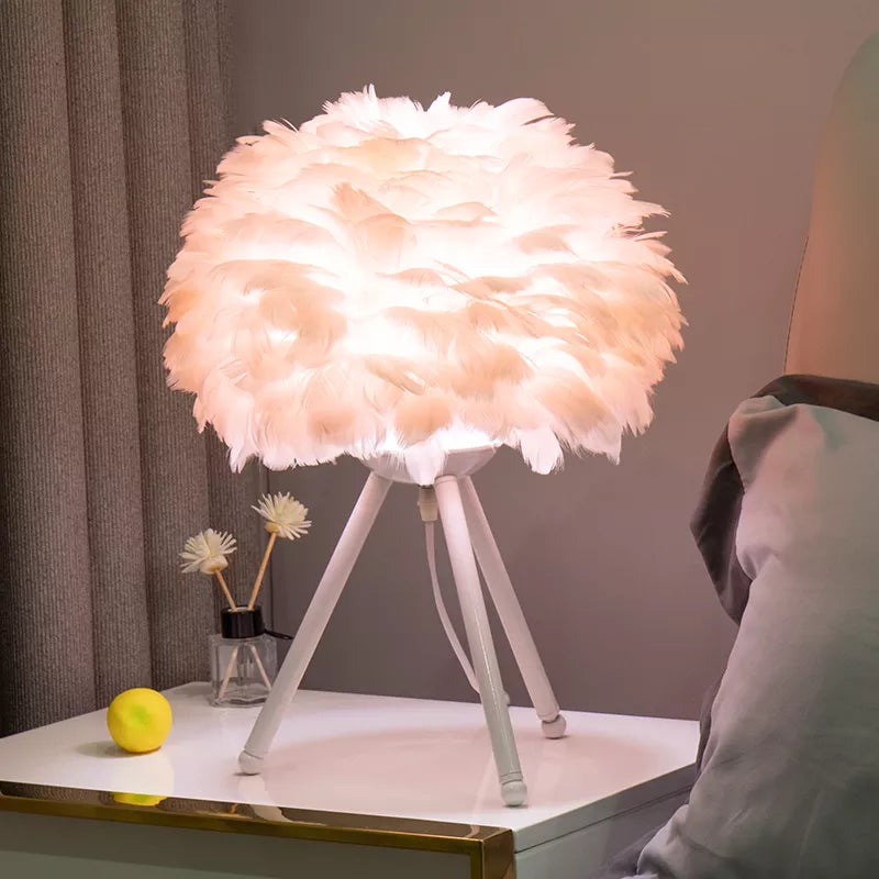 Lampe de chevet en plume d’oie et pieds en métal au style moderne et romantique