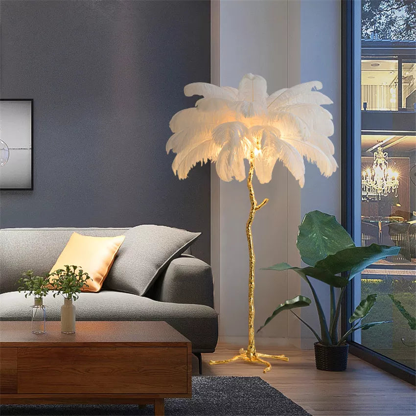 Lampadaire doré en plumes d’autruche
