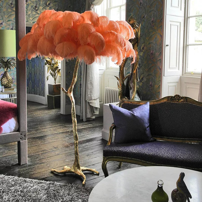 Lampadaire doré en plumes d’autruche