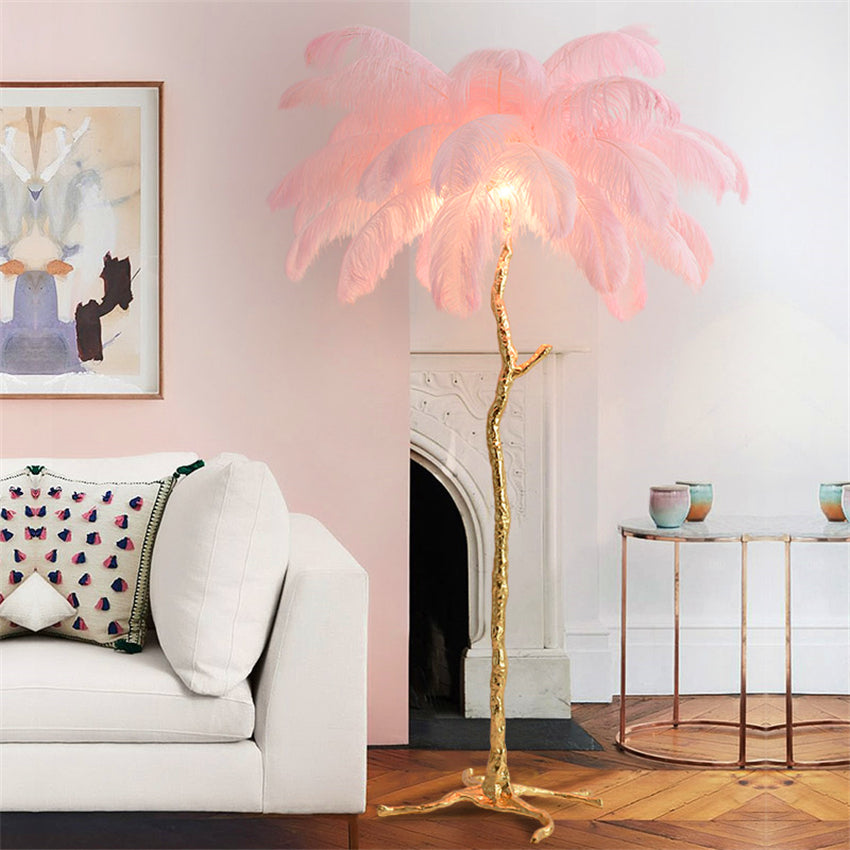 Lampadaire doré en plumes d’autruche