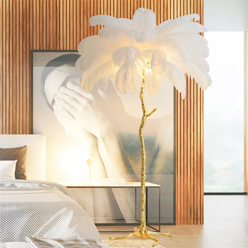 Lampadaire doré en plumes d’autruche