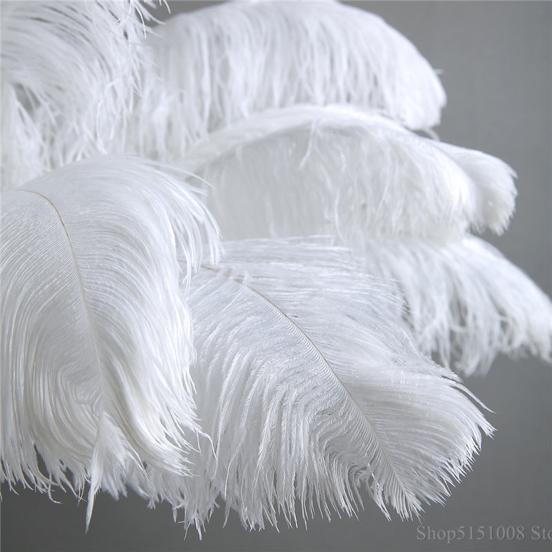 Lampadaire doré en plumes d’autruche