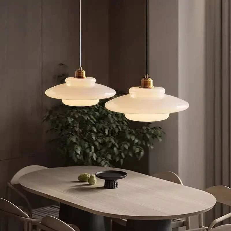 Suspension en verre opalin au design nordique et moderne