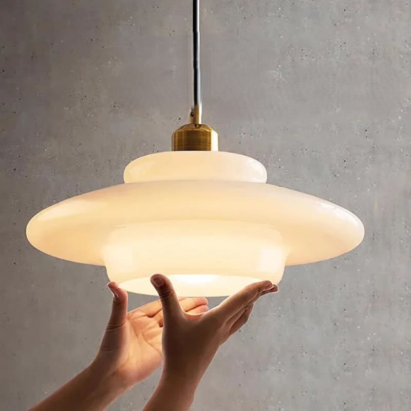Suspension en verre opalin au design nordique et moderne