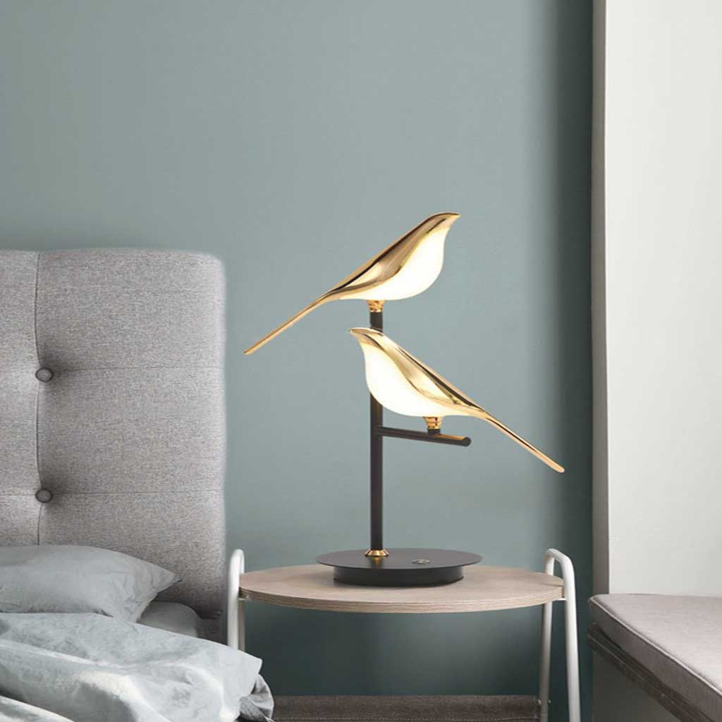 Lampe de chevet noire ornée d’oiseaux dorés