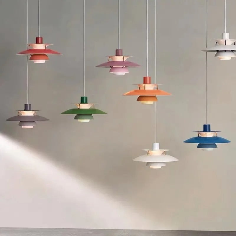 Suspension artistique en forme de soucoupe colorée