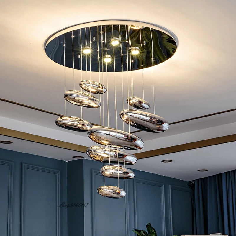 Lustre suspendu en forme de nuages métaliques