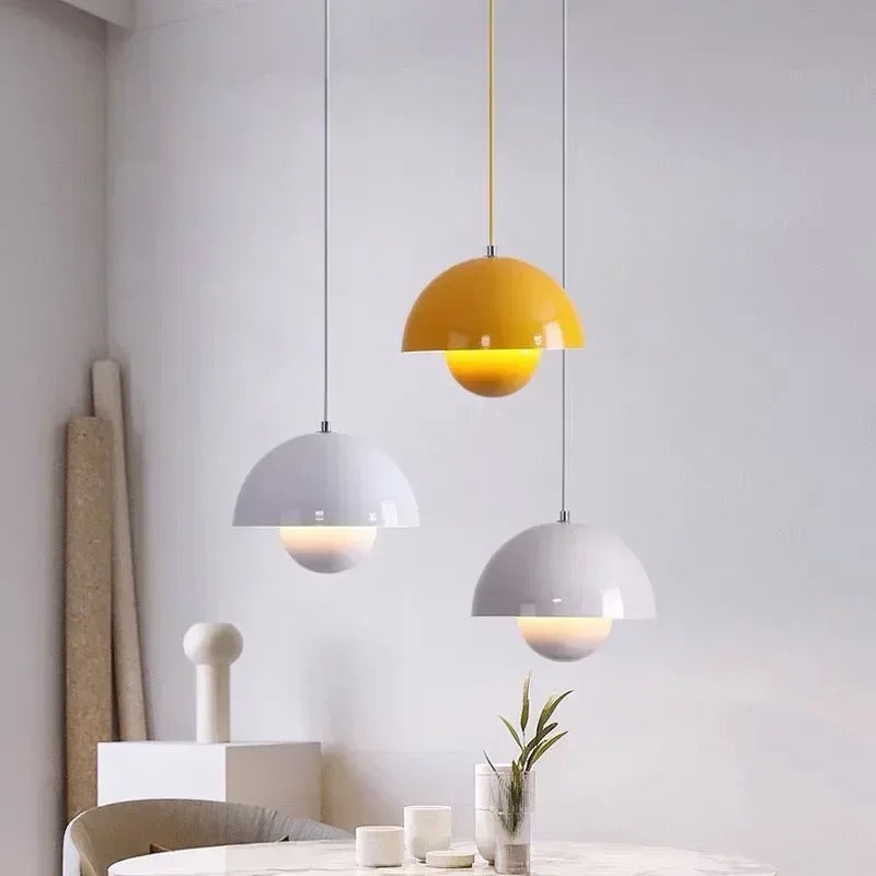 Suspension artistique au design coloré