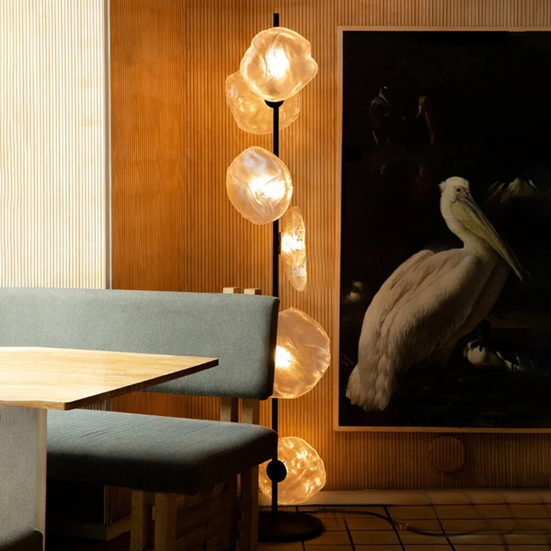 Lampadaire au design abstrait et verre fumé