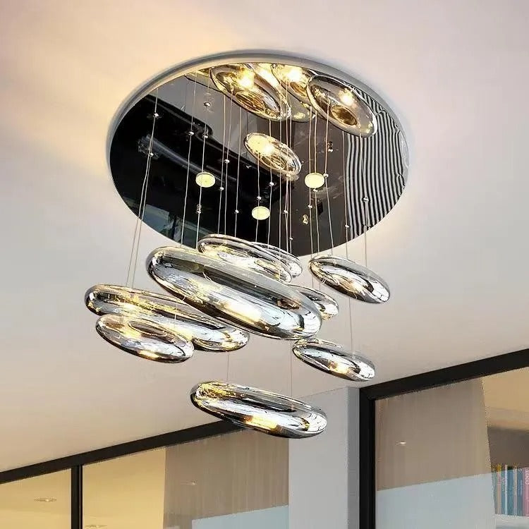 Lustre suspendu en forme de nuages métaliques