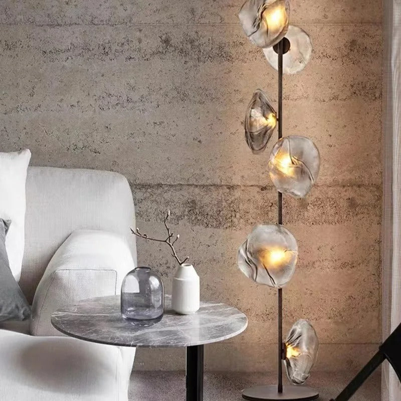 Lampadaire au design abstrait et verre fumé