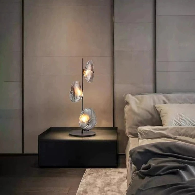 Lampadaire au design abstrait et verre fumé