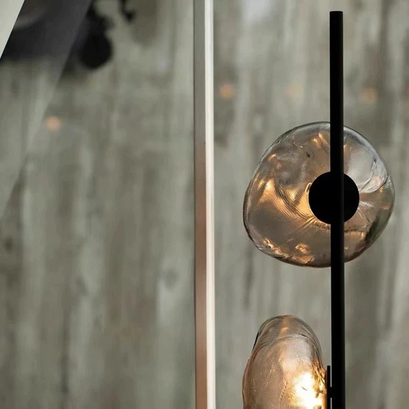Lampadaire au design abstrait et verre fumé
