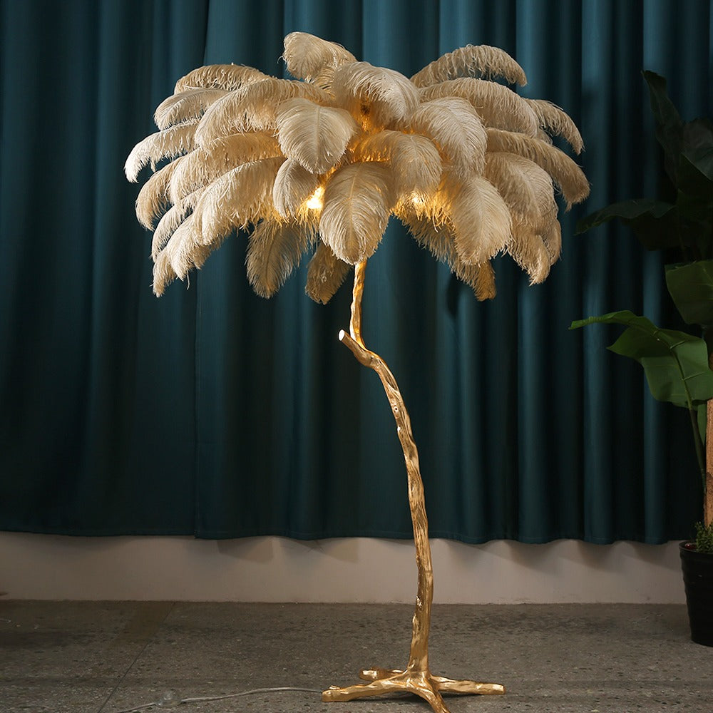 Lampadaire doré en plumes d’autruche