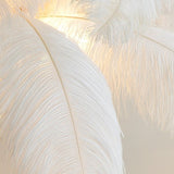 Lustre doré en plumes blanches en forme de palmier