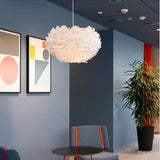 Suspension boule ornée de plumes, rose, blanc, gris, rouge ou jaune