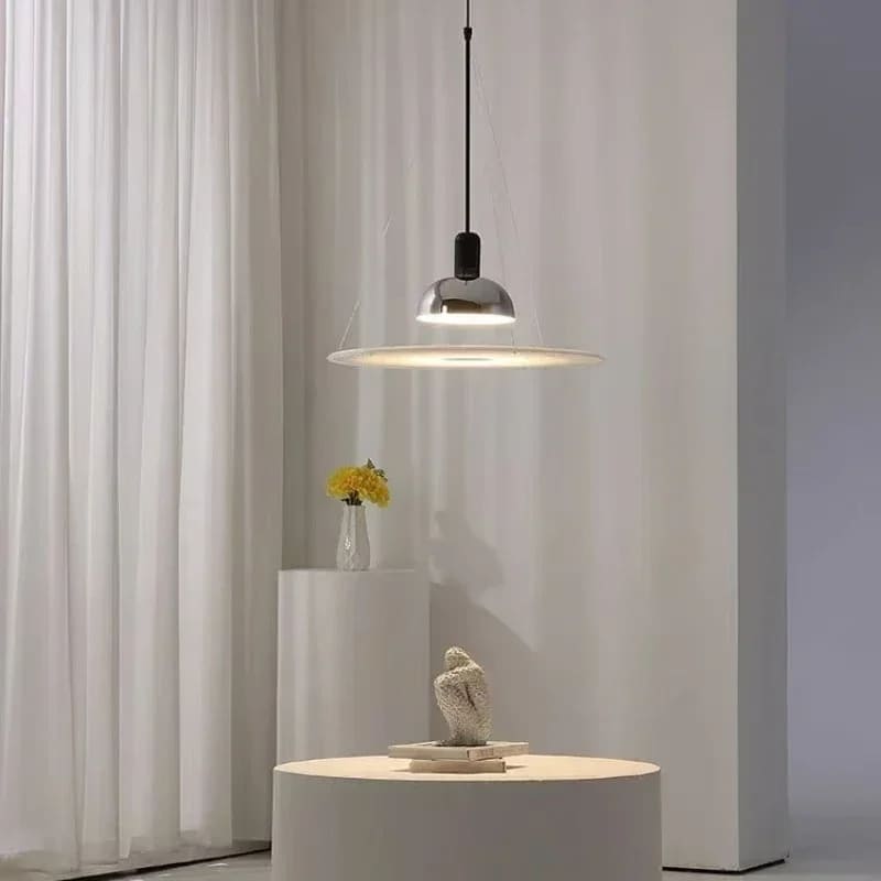 Suspension design au style futuriste avec éclairage indirect