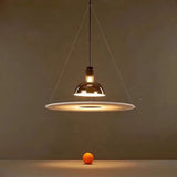 Suspension design au style futuriste avec éclairage indirect