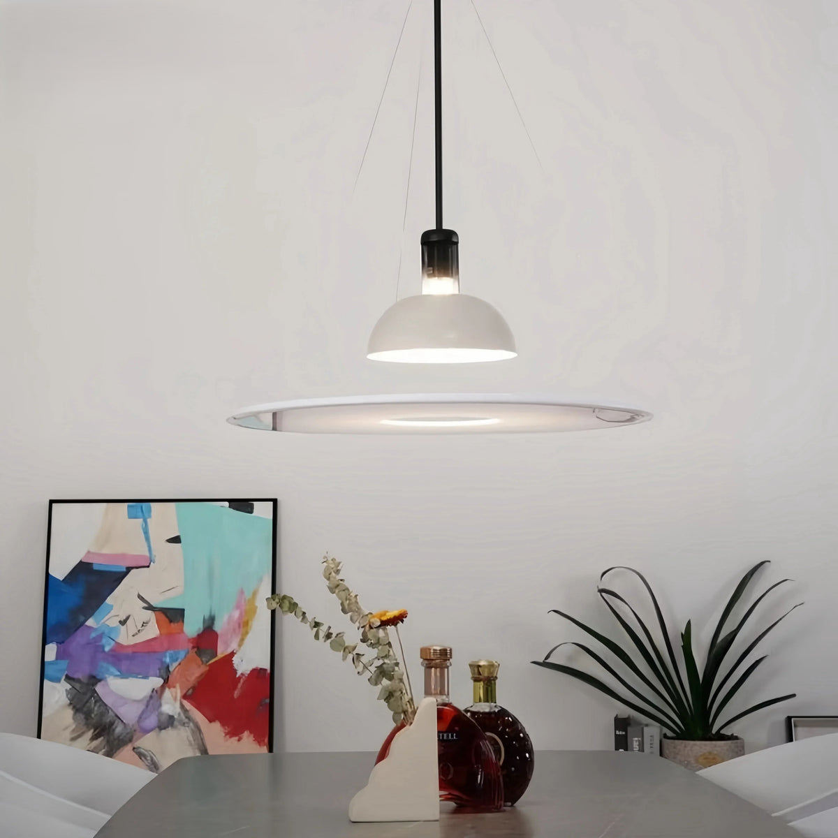 Suspension design au style futuriste avec éclairage indirect