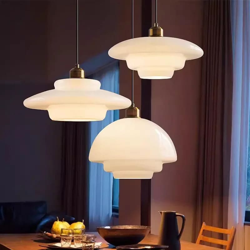 Suspension en verre opalin au design nordique et moderne