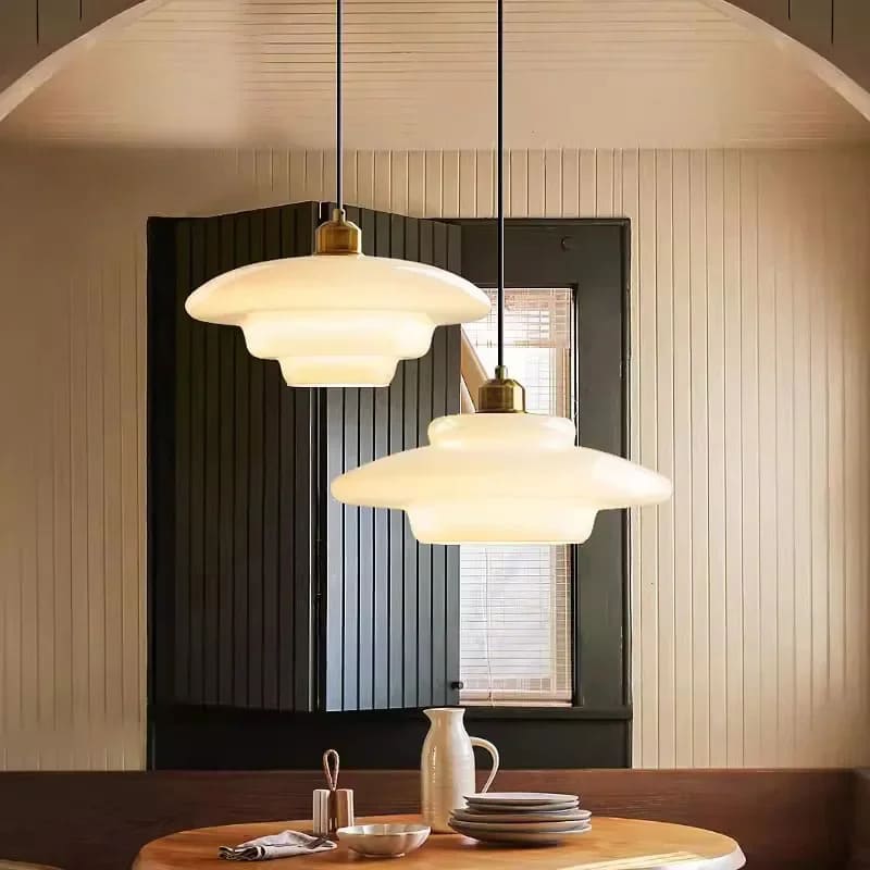 Suspension en verre opalin au design nordique et moderne