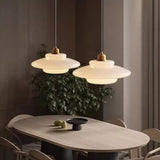 Suspension en verre opalin au design nordique et moderne