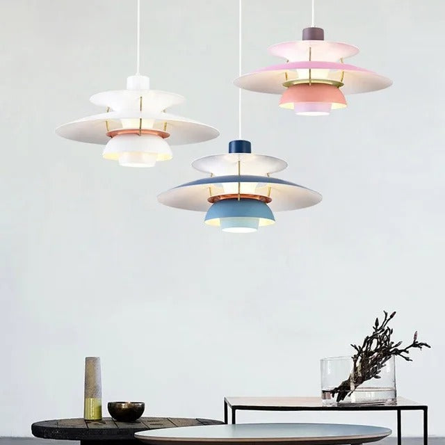 Suspension artistique en forme de soucoupe colorée