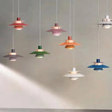 Suspension artistique en forme de soucoupe colorée