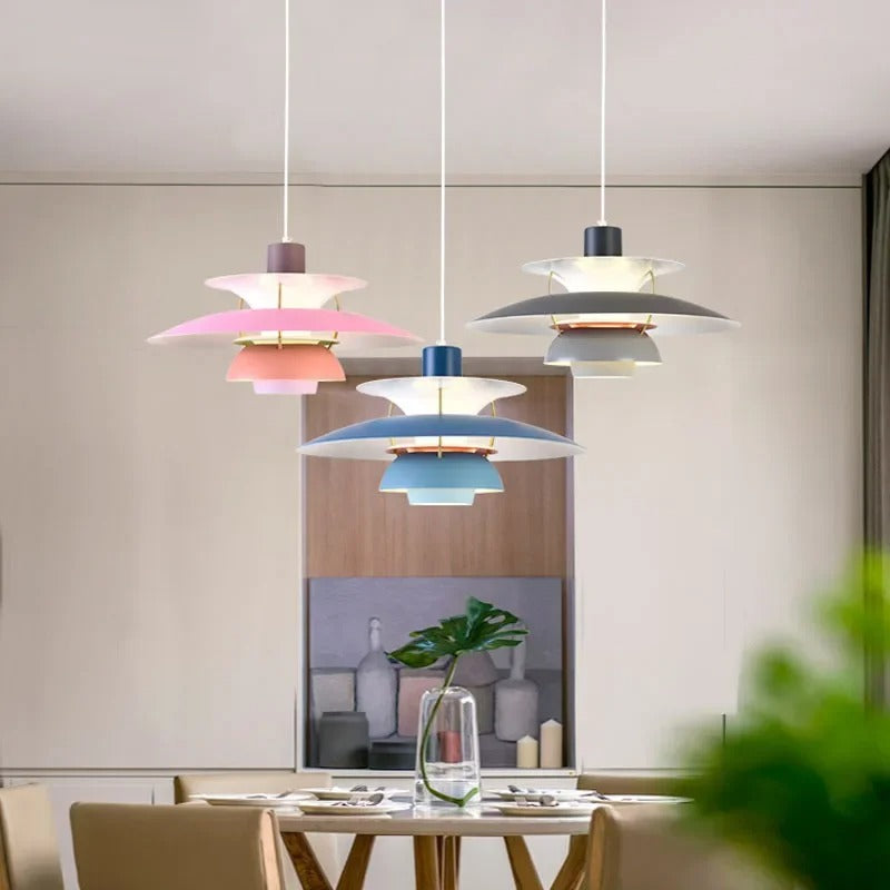 Suspension artistique en forme de soucoupe colorée