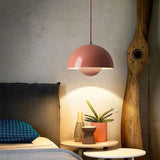 Suspension artistique au design coloré