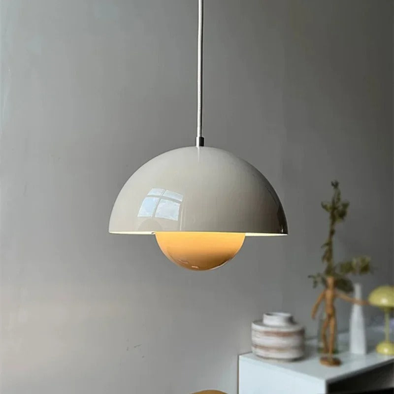 Suspension artistique au design coloré