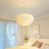 Suspension boule ornée de plumes, rose, blanc, gris, rouge ou jaune