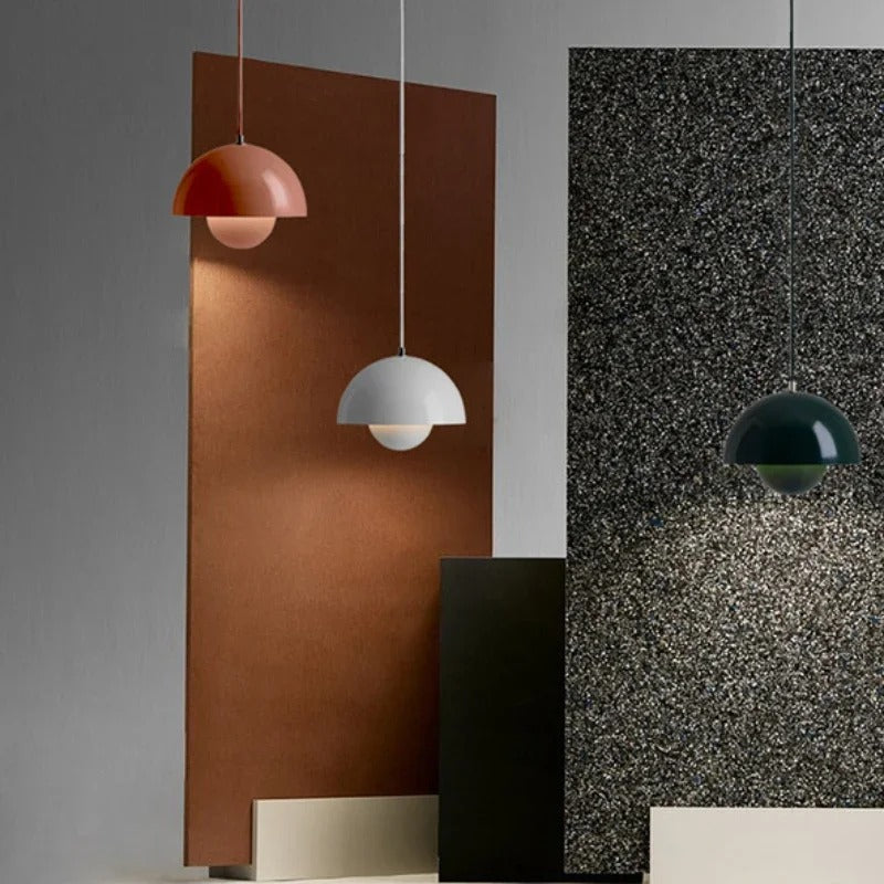 Suspension artistique au design coloré