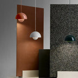 Suspension artistique au design coloré