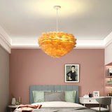 Suspension boule ornée de plumes, rose, blanc, gris, rouge ou jaune