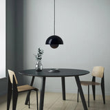 Suspension artistique au design coloré