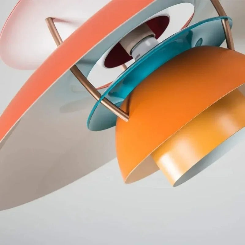 Suspension artistique en forme de soucoupe colorée
