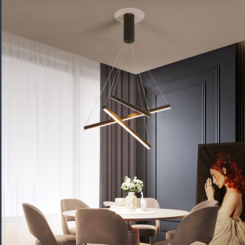 Lustre suspendu élégant, aux lignes croisées