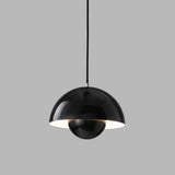 Suspension artistique au design coloré