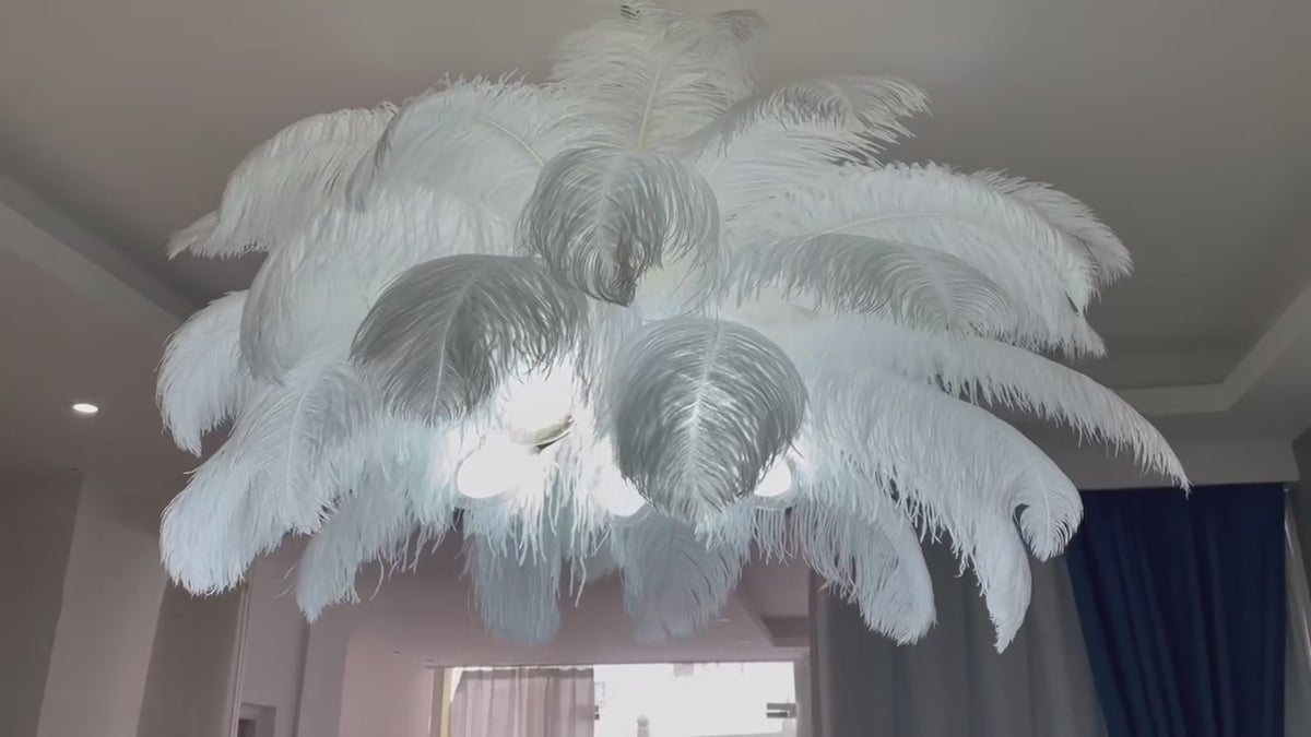 Lustre doré en plumes blanches en forme de palmier