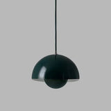 Suspension artistique au design coloré